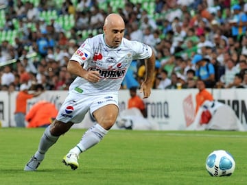 El chileno debutó con Puebla en la Liga MX, pasó a Toros Neza y posteriormente llegó a Santos Laguna para afianzarse como una figura del balompié nacional.