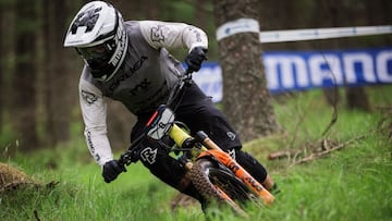 Edgar Carballo montando en su bici de MTB de Orbea en Tweed Valley (Reino Unido). 