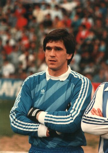 El portero español defendió la portería de la Real Sociedad desde 1974 hasta 1989 sin contar su etapa en el filial (1970-1974). En total, estuvo bajo los palos del equipo guipuzcoano durante 498 encuentros.