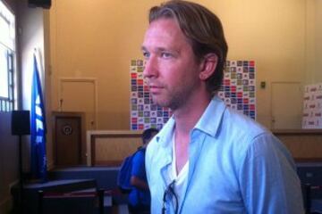 El holandés llegó en 2009 a Melipilla tras comprar parte del club y así pasó a ser uno de los dueños pero, de paso, se puso como entrenador... Anunció una revolución futbolística pero apenas sumó 3 puntos en 7 partidos y se fue sin pena ni gloria.