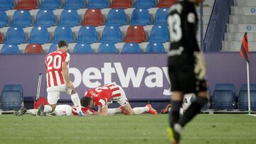 GRAFCVA2590. VALENCIA, 04/03/2021. Los jugadores del Athletic celebran el segundo gol del equipo bilbaino durante el encuentro correspondiente a la vuelta de la semifinal de la Copa del Rey que disputan hoy Jueves frente al Levante en el Ciutat de Valenci