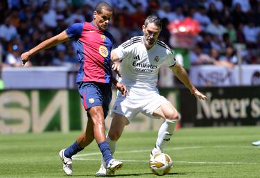 Rivaldo y Fernando Sainz durante el partido de Leyendas en entre el Real Madrid y el Fútbol Club Barcelona.