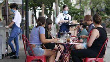 Unas personas comen en la terraza de un restaurante de Nueva Jersey, Estados Unidos.