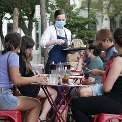 Se gasta 43 dólares y deja una propina de 1.000 por el trabajo hecho en la pandemia