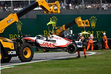 La grúa retira el coche de Kevin Magnussen.