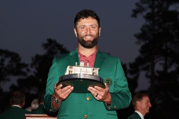 Jon Rahm posa con el trofeo de ganador del Masters.