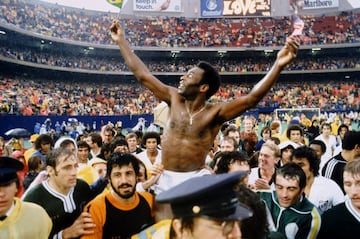 Considerado por muchos el mejor jugador de la historia, aunque ese es otro debate. Ganador de tres Mundiales de fútbol, Edson Arantes do Nascimento Pelé mantuvo una carrera en la que su regularidad fue superior a su apogeo: tras despuntar con apenas 17 años (a esa edad ganó su primer Mundial en 1958), mantuvo siempre un mismo nivel desde 1964 hasta 1972-73 (siempre con el Santos), años en los que se fraguó un nombre por todo el mundo: quizá deba considerársele el primer gran producto de marketing deportivo. Justo antes de irse a la Liga americana, la NASL (al Cosmos de New York), donde vivió el origen y desarrollo del fútbol americano (hasta en ese punto tuvo su papel relevante). Influyente en el juego, atacante pertinaz, constante, peleón, batallador: su mejor actuación fue en el Mundial de México-1970, en el que con La delantera de los Cinco Dieces (Clodoaldo, Gerson, Tostão y Rivelino y el propio Pelé) dominaron el primer Mundial televisado en color para todo el mundo.