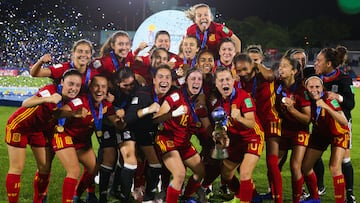 MONTEVIDEO, URUGUAY - DECEMBER 01: Players of Spain celebrate with the trophy after winning the FIFA U-17 Women's World Cup Uruguay 2018 final match between Spain and Mexico at Estadio Charrua on December 1, 2018 in Montevideo, Uruguay. (Photo by Buda Mendes - FIFA/FIFA via Getty Images)
FUTBOL FEMENINO
FINAL MUNDIAL SUB17 SUB 17
SELECCIO ESPAÑOLA ESPAÑA - MEXICO
CAMPEONAS CELEBRACION COPA TROFEO
CAMPEONAS DEL MUNDO
PUBLICADA 03/12/18 NA MA03 4COL
PUBLICADA 20/12/18 NA MA21 1COL
