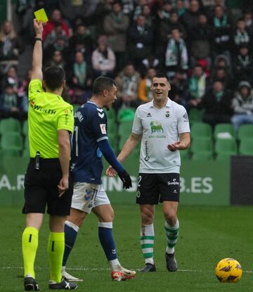 Otro lateral que ha demostrado su valía en un equipo que llegó a aspirar al playoff hasta la última jornada. Con un buen despliegue físico se mostró como pieza importante en un Racing que si mantiene esta línea puede aspirar a todo.