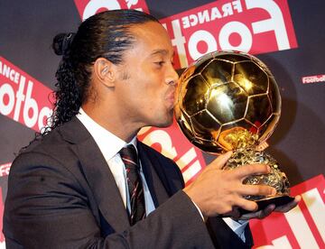 Ronaldinho besa el Balón de Oro 2005. 