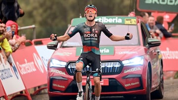Lennard Kämna celebra su victoria en la inédita Cruz de Caravaca, meta de la novena etapa de La Vuelta 2023.