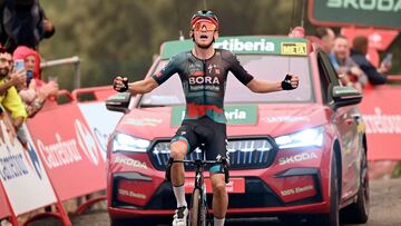 Lennard Kämna celebra su victoria en la inédita Cruz de Caravaca, meta de la novena etapa de La Vuelta 2023.