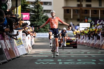 Vollering celebra su victoria en Alpe d'Huez.