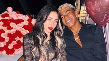 Lamine Yamal ha confirmado en sus redes sociales su relación con Nicki Nicole en el 25 cumpleaños de la artista. Lo ha hecho a través de sus stories, con una reveladora una imagen juntos y de lo más acaramelados durante la celebración.