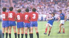 Platini lanza la falta que significó el 1-0 en la final del Parque de los Príncipes en 1984.