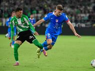 Atletico Madrid's Norwegian forward #09 Alexander Sorloth (R) tussles with Real Betis' Colombian defender #18 Nelson Deossa during the Spanish league football match between Real Betis and Club Atletico de Madrid at the Cartuja Stadium in Seville on October 27, 2025. (Photo by CRISTINA QUICLER / AFP)