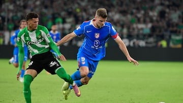 Atletico Madrid's Norwegian forward #09 Alexander Sorloth (R) tussles with Real Betis' Colombian defender #18 Nelson Deossa during the Spanish league football match between Real Betis and Club Atletico de Madrid at the Cartuja Stadium in Seville on October 27, 2025. (Photo by CRISTINA QUICLER / AFP)