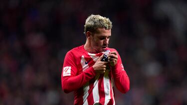 Griezmann se besa el escudo tras su gol en el Atlético-Villarreal.