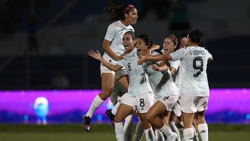 AMDEP7156. SAN SALVADOR (EL SALVADOR), 07/07/2023.- Jugadoras de México celebran al vencer a Venezuela hoy, en la final de fútbol femenino en los Juegos Centroamericanos y del Caribe en San Salvador (El Salvador). EFE/ José Jácome
