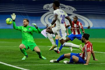 El Madrid aleja al Atlético de Madrid de los puestos altos de la tabla al derrotarle en el derbi jugado en el Bernabéu. Los goles de Benzema y de Asensio tienen un protagonista determinante: Vinícius. El joven brasileño es el actor principal en los dos goles blancos al facilitárselos a sus compañeros: a Benzema, tras un medido pase atrás, que el francés remató con una volea imparable, mientras que en el segundo, asiste a Asensio para que el balear bata a Oblak.