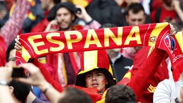 Aficionados españoles antes del inicio del partido España-República Checa.
