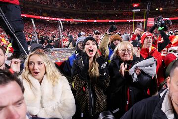 Tras terminar el partido, Taylor Swift y el resto de familiares de los jugadores bajaron al terreno de juego. En la imagen, Swift se encuentra entre Brittany Mahomes, esposa de Patrick Mahomes, y de Donna Kelce, madre de la pareja de la cantante, Travis Kelce. 