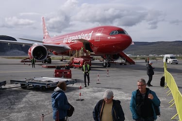 Personas llegan de un vuelo de Air Greenland procedente de Copenhague al aeropuerto de Kangerlussuaq, Groenlandia, el 8 de julio de 2024. Las autoridades groenlandesas buscan mejorar la infraestructura turística del territorio. Las medidas incluyen la construcción de nuevas pistas en las ciudades de Ilulissat y en Nuuk, la capital, para dar cabida a aviones de pasajeros estándar. Kangerlussuaq, al ser actualmente el único aeropuerto de Groenlandia con una pista lo suficientemente larga como para dar cabida a grandes aviones de pasajeros, es un centro de transporte aéreo.
