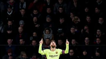 0-1. Leo Messi celebró el primer gol.