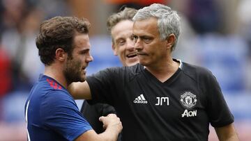 Juan Mata y José Mourinho, durante un partido del Manchester United.