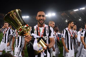 Soccer Football - Coppa Italia Final - Juventus vs AC Milan - Stadio Olimpico, Rome, Italy - May 9, 2018   Juventus' Medhi Benatia celebrates with the trophy after winning the Coppa Italia                REUTERS/Alberto Lingria