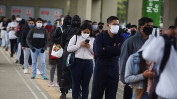 Commuters stand in line at a metro station during the final stage of the reopening of Peru&#039;s economy after ending a months-long lockdown to try and contain the spread of the coronavirus disease (COVID-19), in Lima, Peru July 1, 2020. REUTERS/Sebastian Castaneda  NO RESALES. NO ARCHIVES