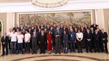Foto de familia de las selecciones españolas masculina y femenina de Waterpolo con el Rey Felipe VI y la Reina Letizia en su visita al Palacio de la Zarzuela.
