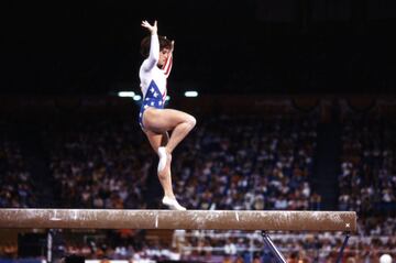 En Los Ángeles 1984, Mary Lou Retton fue la reina de unos Juegos en los que ganó cinco medallas. Esta gimnasta nacida en Virginia en 1968, apenas tenía 16 años cuando se convirtió en la estrella del deporte americano. Ese fue su legado deportivo, tan precoz como efímero.
Después, se dedicó a participar en varias series americanas, con una “dulzura”, según la prensa estadounidense, que cautivaba a los espectadores. Apareció en hasta nueve series de 1985 a 2018 y fue una cara conocida en la televisión estadounidense.