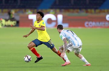 Con un gol en el último minuto, la Selección Colombia salvó un punto en el encuentro ante los dirigidos por Scaloni.  Luis Fernando Muriel y Miguel Borja anotaron. 