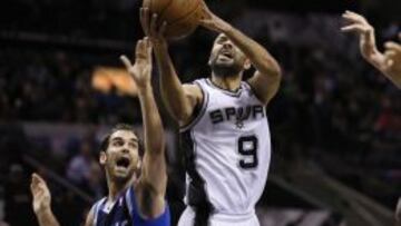 Calderón intenta detener a Tony Parker.