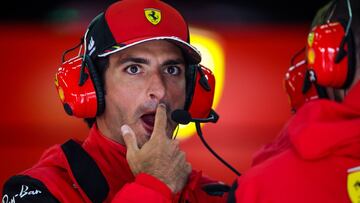 Carlos Sainz, en el box de Ferrari en Ímola.