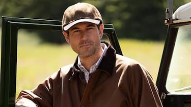 No es de Barbour, pero es igual de elegante y resistente: esta es la chaqueta encerada que no puede faltar en tu armario