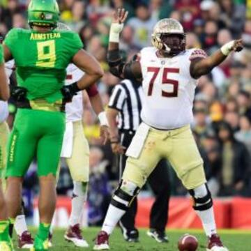 Cameron Erving jugando como center en Florida State.