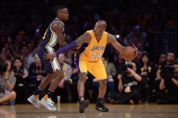 Ya en juego, Kobe disputó sus últimos minutos como jugador de la NBA en el partido ante Utah Jazz.
