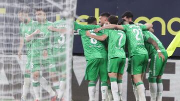 Los jugadores celebran el gol de Fornals.