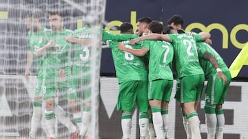 Los jugadores celebran el gol de Fornals.