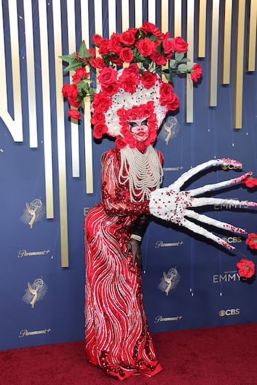 Lucky Starzzz posa en la alfombra roja de los Premios Emmy 2025 celebrados en California.