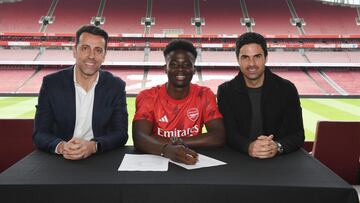 Edu Gaspar, Bukayo Saka y Mikel Arteta, director deportivo, jugador y entrenador del Arsenal, posan en la renovación del inglés.
