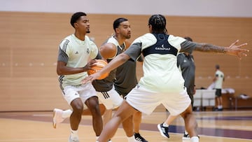 Theo Maledon, con Trey Lyles y Chuma Okeke en un entrenamiento.