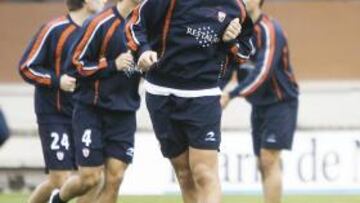 <b>LISTO. </b>Hugo Viana cabecea el balón en un entrenamiento.