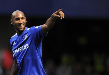 Nicolas Anelka fue el último fichaje estrella de Lorenzo Sanz, que lo contrató en el verano de 1999 por 5.500 millones de pesetas (unos 36 millones de euros al cambio en la actualidad). Pero su rendimiento no fue el más adecuado: sólo estuvo una campaña (1999-2000), pero dejó huella en la Champions, torneo que ganó con los blancos, al marcar al Bayern en los dos partidos de semifinales. Con el Madrid participó en 32 encuentros, anotando siete goles. Al Chelsea llegó en 2008, y estaría hasta 2011: con los 'blues' participó en 183 encuentros, anotando 59 goles. Pudo llevar a la gloria a los de Londres en la final de la Champions en 2008, pero su lanzamiento, en la tanda de penaltis, fue detenido por Van der Sar, meta del Manchester United.