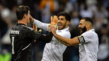 Riyadh (Saudi Arabia), 11/01/2023.- Real Madrid players Karim Benzema (R), goalkeeper Thibaut Courtois (L) and Marco Asensio (C) celebrate after winning the Supercopa de Espana semi-final match between Real Madrid and Valencia, in Riyadh, Saudi Arabia, 11 January 2023. (Arabia Saudita) EFE/EPA/STR