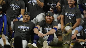 Turner fue retirado en el octavo inning del sexto juego de la Serie Mundial tras arrojar positivo por coronavirus y regres&oacute; a los festejos tras el triufo.