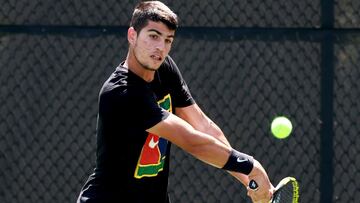 Carlos Alcaraz golpea la bola durante un entrenamiento previo al torneo de Winston-Salem Open en el Wake Forest Tennis Complex de Winston Salem, North Carolina.