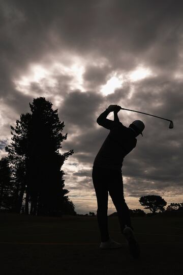 Brooks Koepka golpea la bola durante el Open Championship en el Carnoustie Golf Club 